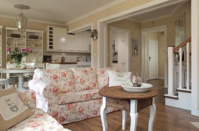 obývačka-ošarpané-šik-čalúnené-pohovka-vzor-kvet-ruže