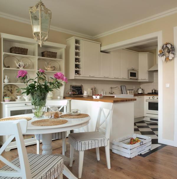 ošarpaná-elegantná-kuchyňa-jedálenská časť-biela-francúzske kúzlo
