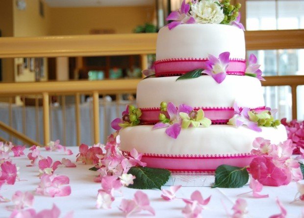 Zdobená náladová tortová stuha zo skutočných kvetov