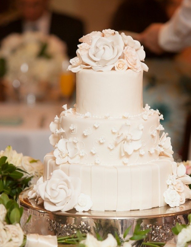 Stojan na koláč s ružovým cukrom podáva čerstvé kvety