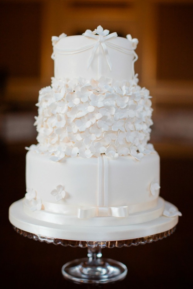 Fondantový cukor, kvety, krištáľový koláč, stojí vo vintage štýle