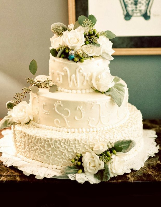 Cukrové kvety zdobené bielymi kvetmi z cukru