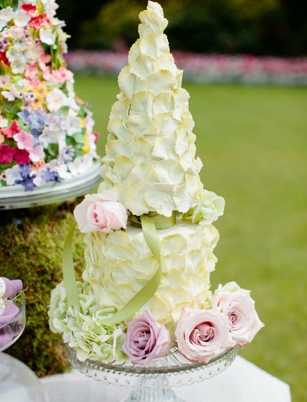 Vežový ružový kvetinový stojan na cukrový fondánový koláč