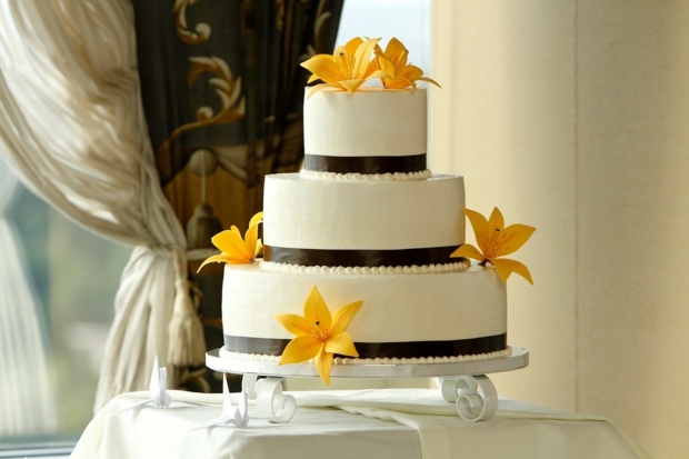 ozdobte cukrové kvety stuhou cukrovými perlami