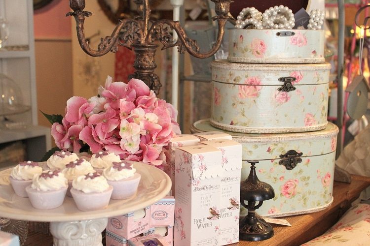 Krabice ako romantická dekorácia do vašej spálne romantická-dekorácia-nápady-šperkovnica-ruže-dekorácia