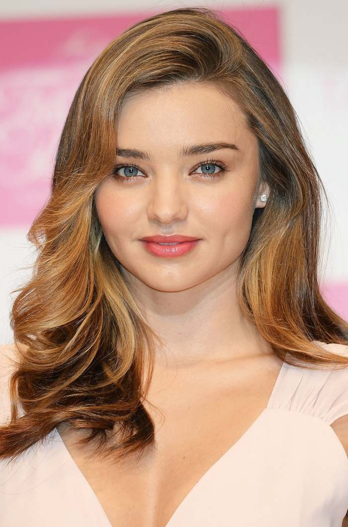 Romantické účesy pre dlhé vlasy otvorené a vlnité-Miranda Kerr Dlhé účesy-otvorené-vlnité-retro-kučery-Miranda-Kerr-účes