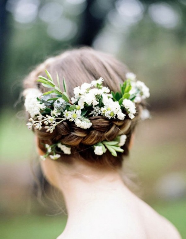 Svadobný účes z pleteného chignonu ozdobený kvetmi pletené-chignon-svadobné-vlasy-doplnky-kvetinové listy