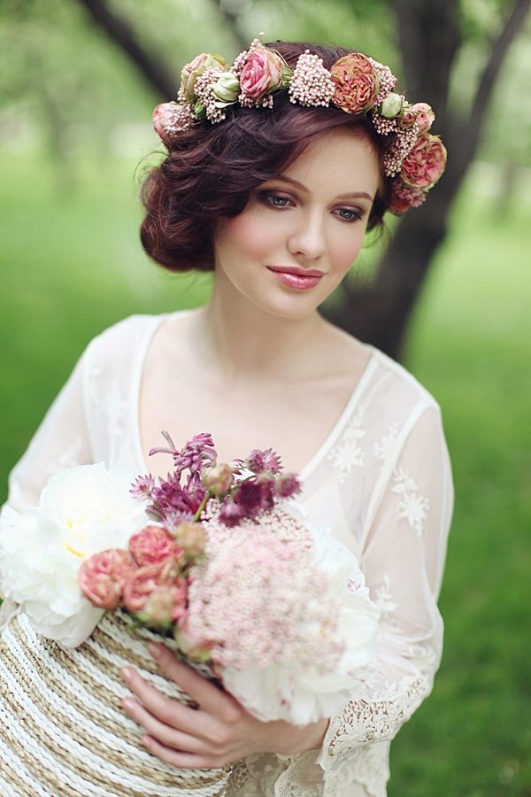 Svadobné stylingy v štýle boho-chic letnej kvetovej koruny s kvetmi Romantické účesy s kvetinovou korunkou pre svadobnú boho chic nevestu