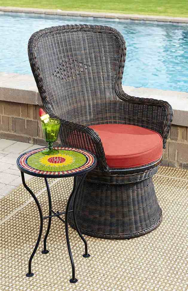 ratanové kreslo pohodlný pier1 podsedák červený bočný stolík ratanové kreslo pohodlné pier1 okrúhly podsedák červený bočný stolík