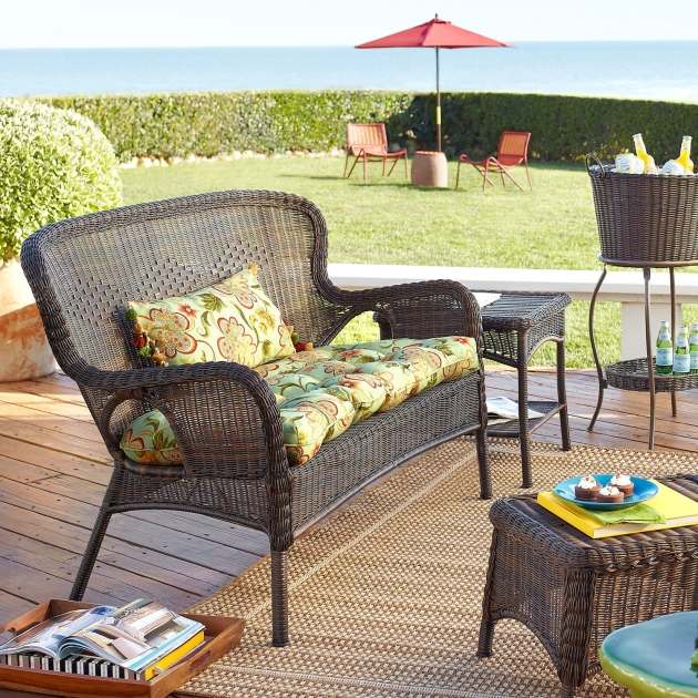 ratanový záhradný nábytok pier1 sedací sedací vankúš nápojový chladič kvetinový vzor pestrý ratanový záhradný nábytok pier1 vankúš na sedačku, farebný kvetinový vzor