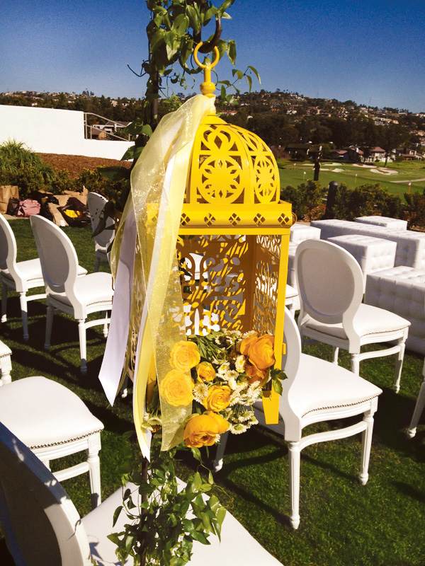 žlté lampióny pripravujú kvetinovú výzdobu