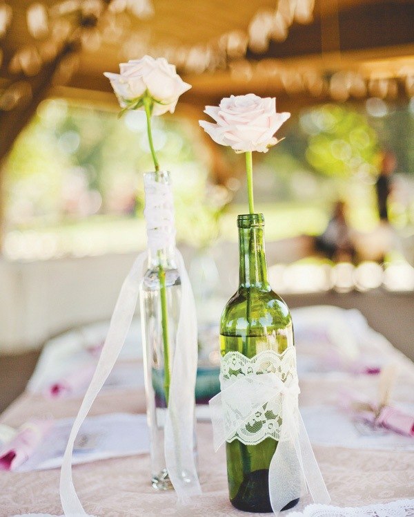 Fľaše na víno zdobené bielym vrchom