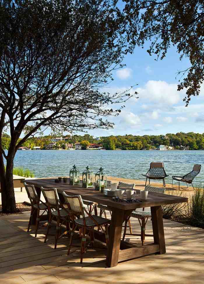 vonkajší stôl-masív-stôl-dekorácia-lampáše-terasa-zátoka-dom-furman-keil-architekti