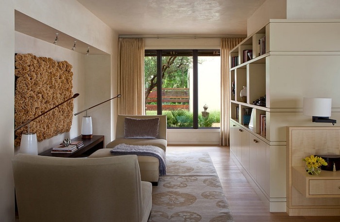 útulné-čítacie-rohové kreslo-s-stupačkami-koberec-kvetinovo-vzorované-béžové