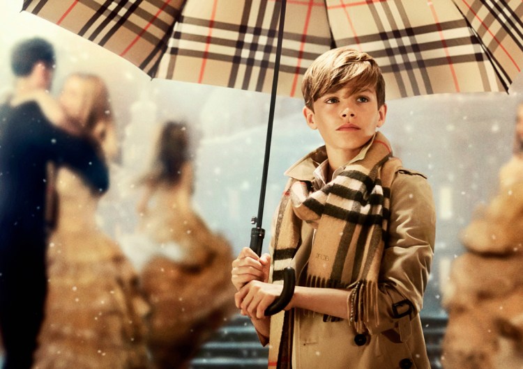 Romeo Beckham je súčasťou vianočnej kampane spoločnosti Burberry.