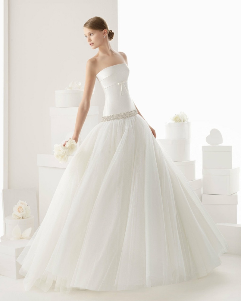 ružové svadobné šaty Clara 2014, široká sukňa cez rameno, biely akcent na páse