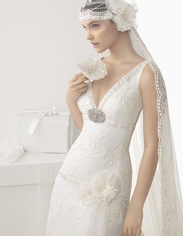 vintage-svadobné šaty-v-výstrih-brošňa-vyšívaný-svadobný závoj