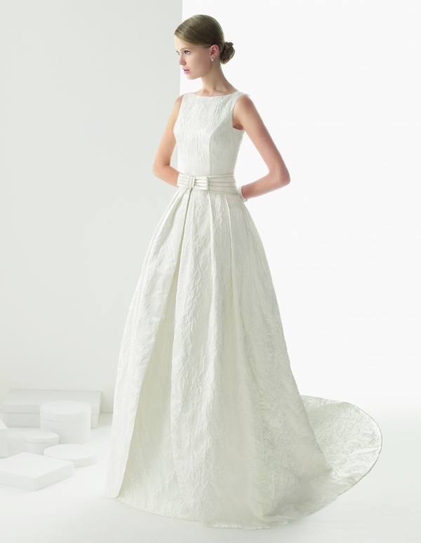 jednoduché-svadobné-šaty-ponorka-výstrih-opasok-mašľa