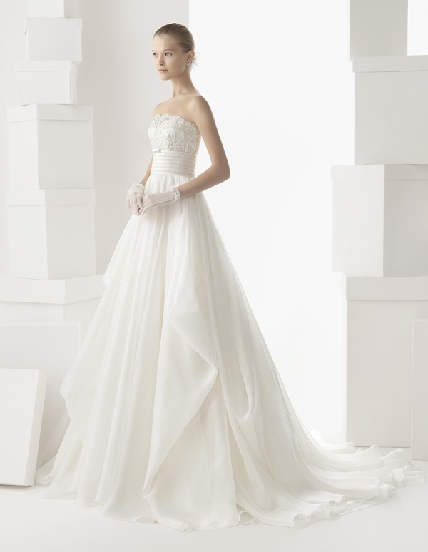 ružové svadobné šaty Clara 2014 bandeau-corsage-vyšívané-high-pas-vláčik