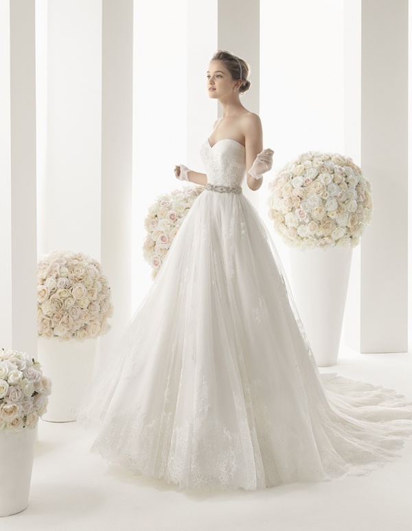 princeznovské šaty-čipky-drahokamu-opasok-výstrih-srdce-bez ramienok