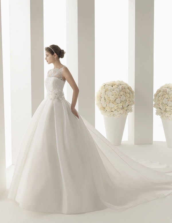 princezné svadobné šaty vlečka čipka top lodičkový výstrih