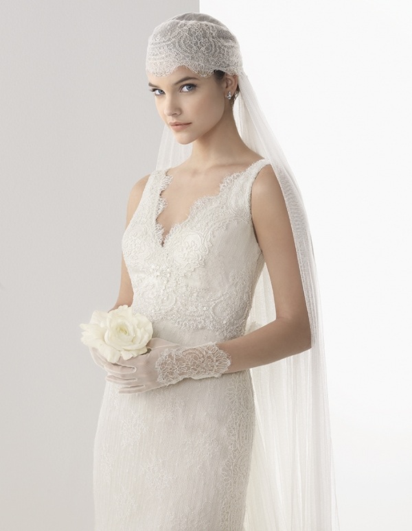 Bodycon-dress-v-neck-lace-vintage-bridal-voil-