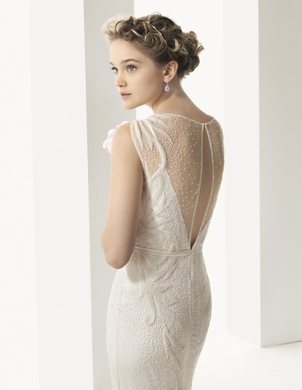 postava-objímanie-svadobné-tunika-chrbát-výstrih-ponorka-výstrih