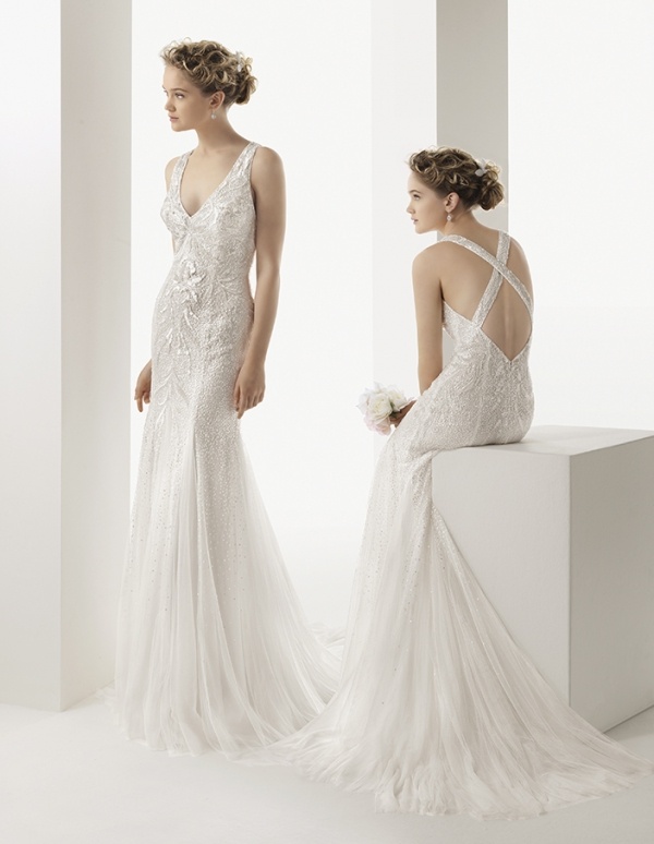 figúrka-objímanie-svadobné šaty-v-výstrih-kryštály-vyšívané-späť-prekrížené ramienka