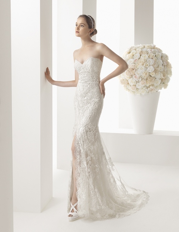 postava-objímanie-svadobné šaty-čipka-rozparok-noha-srdce-výstrih