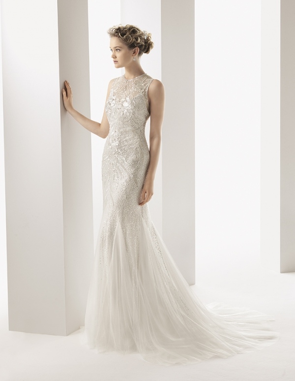 postava-objímanie-svadobné šaty-mandarínkový výstrih-čipka-kryštály-vyšívané