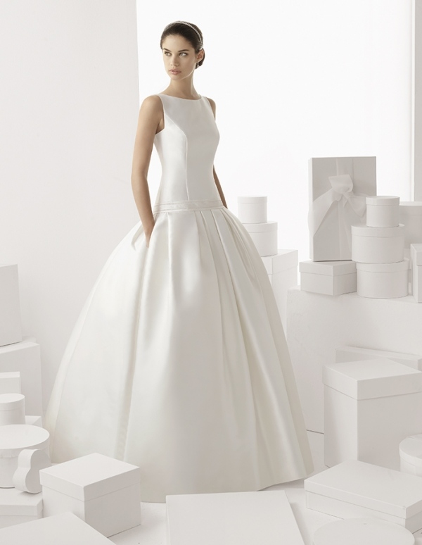 svadobné šaty-jednoduché-plesové šaty-lodičkový výstrih