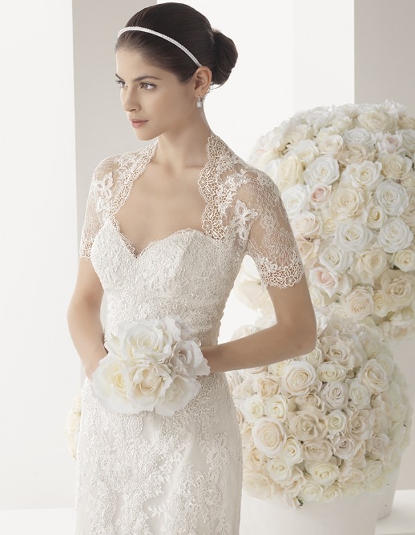 svadobné šaty-satén-čipka-srdiečkový výstrih-čipkované-rukávy-krátke