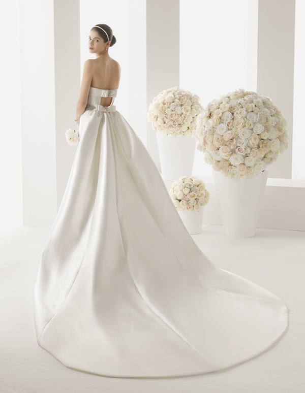 svadobné šaty-satén-bez ramienok-kaplnka-vláčik