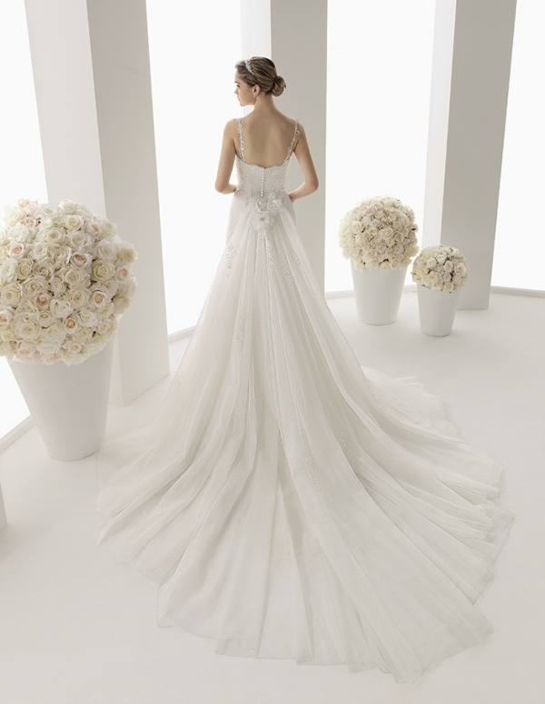 svadobné šaty-kaplnka-vláčik-krištáľ-vyšívané ramienka