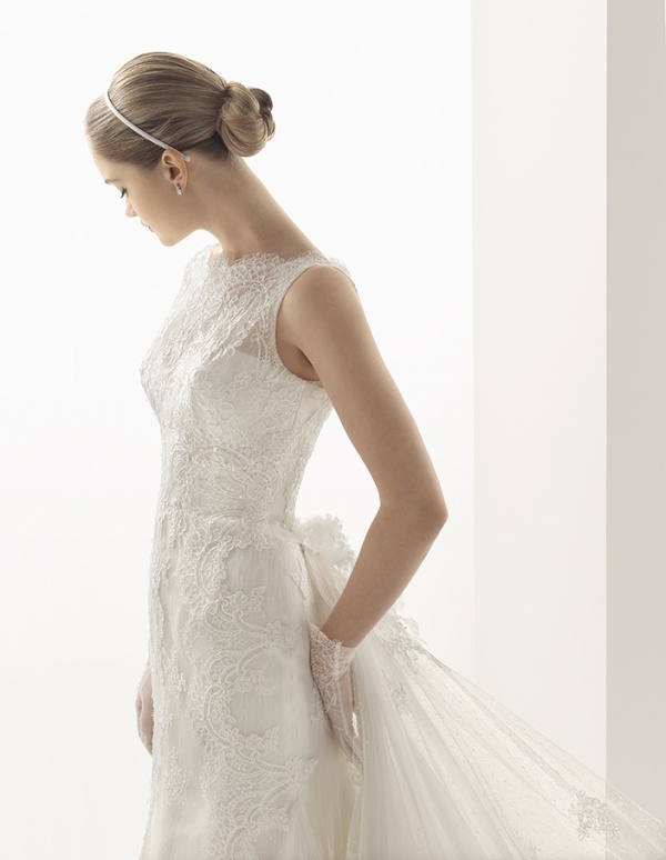 svadobné šaty-chantilly-čipka-vlak-ponorka-výstrih