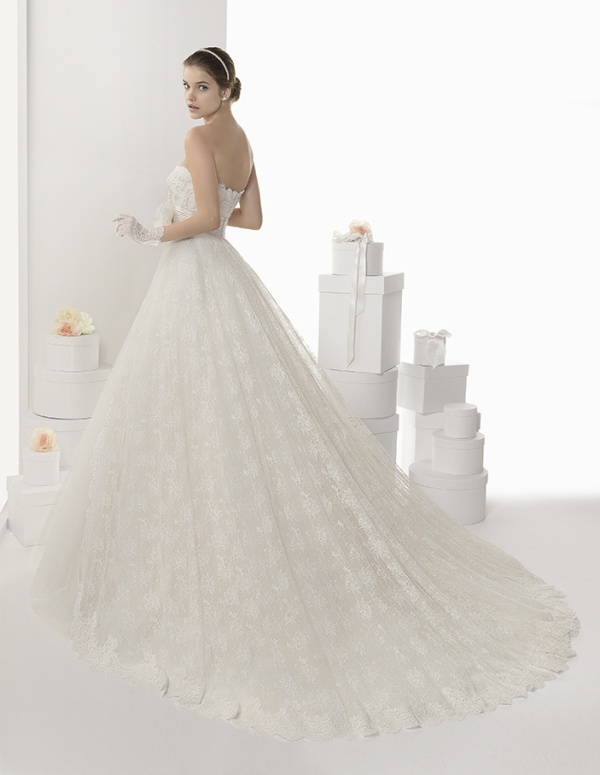 svadobné šaty-line-čipka-bez ramienok-rukavice-po zápästie