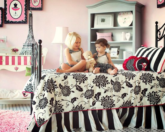 Čierne figúrky eiffelovej veže v škôlke