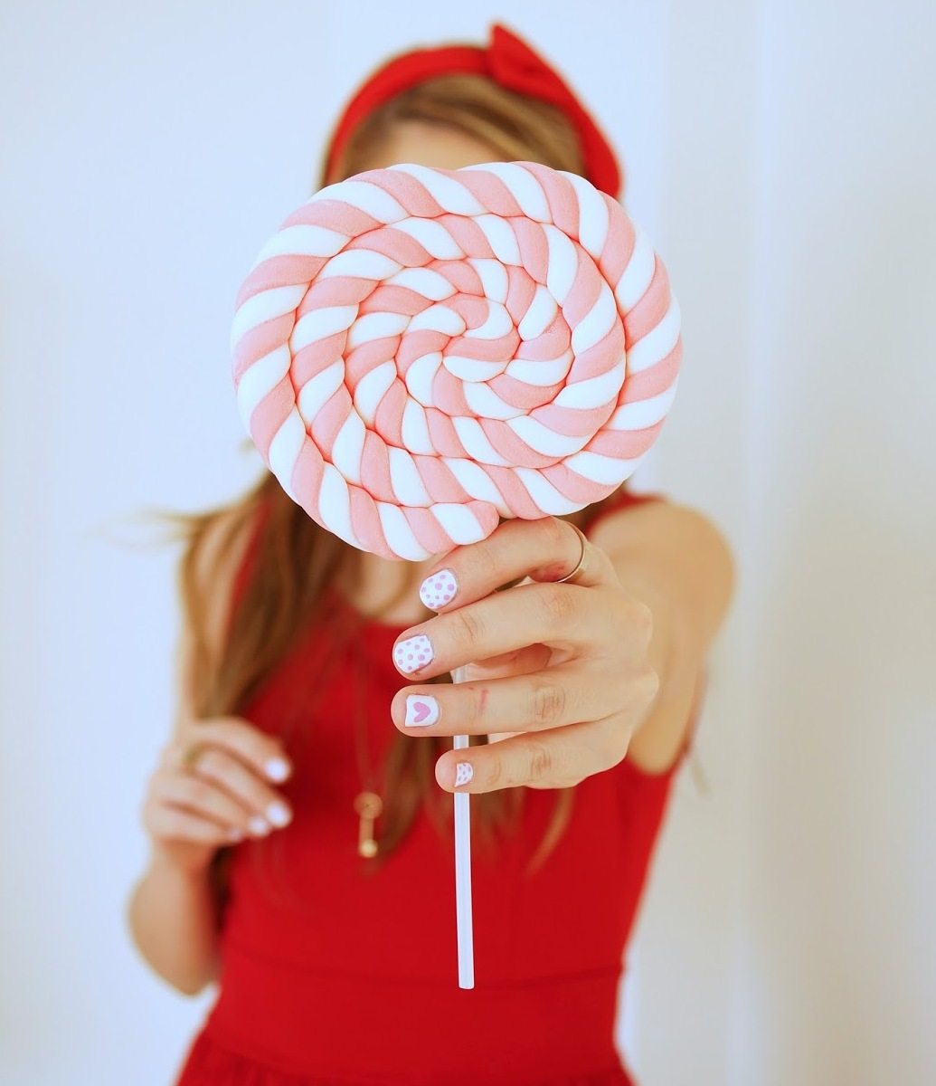 pink-nail-do-it-yourself-nail-designy-vzor-candy-cane-bodky-biela-svetlo ružová