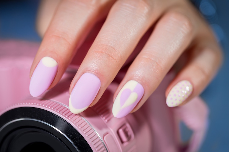 pink-nail-do-it-yourself-nail-designy-špicatý-bielo-ružovo-mandľový tvar