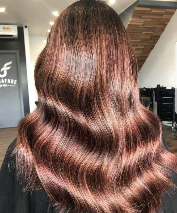 Rose hnedá farba vlasov balayage účes trendy ženy dlhé vlasy kadere