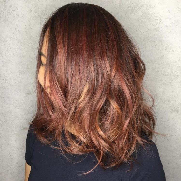 Rose hnedá farba vlasov trendová farba zlaté pramienky účesy nápady brunetky dlhý bob účes