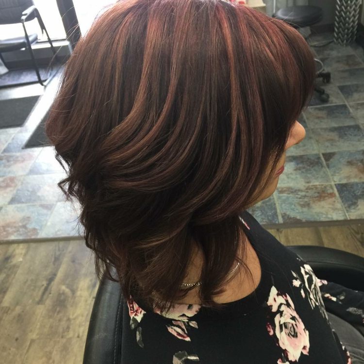 Ružovo -hnedá farba vlasov účes s krátkymi vlasmi a krátkymi vlasmi