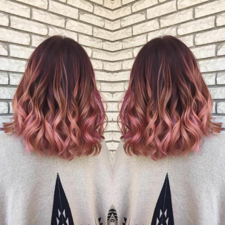 Rose hnedá farba vlasov purpurové pramene ombre trendy účesu ženy kučery dlhé vlasy