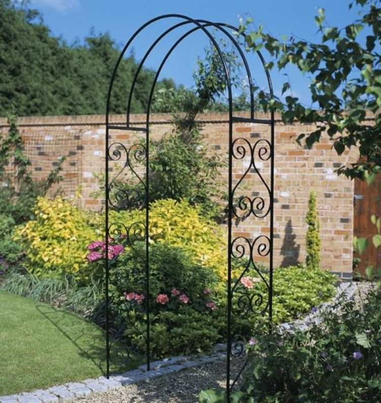 ruža-oblúk-výsadba-záhrada-úponka-nosník-rám-kov-filigránové-dekorácie-záhradná cesta