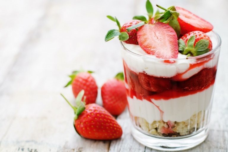 Recepty s ružovou vodou dezert jahody tiramisu v pohári bez pečenia