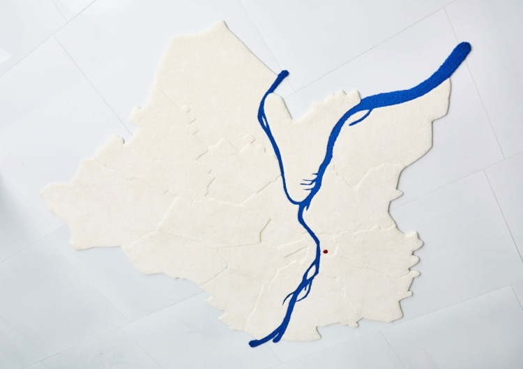 červeno-žltý-koberec-dizajn-biela-modrá-rieka-jednoduché-bývanie-doplnok