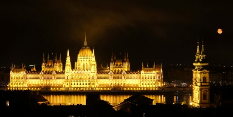 červeno-žltý-výhľad-panoráma-budapešť-parlament-noc-dunaj