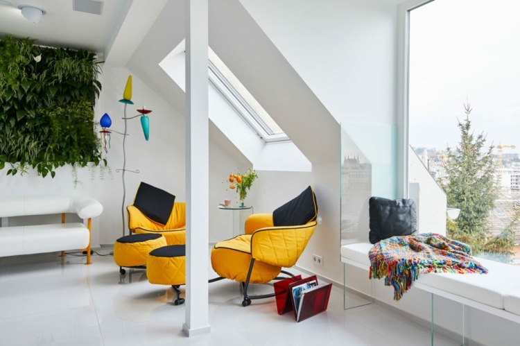 červený a žltý nábytok-kreslá-šikmé stropy-minimalistické-vybavenie