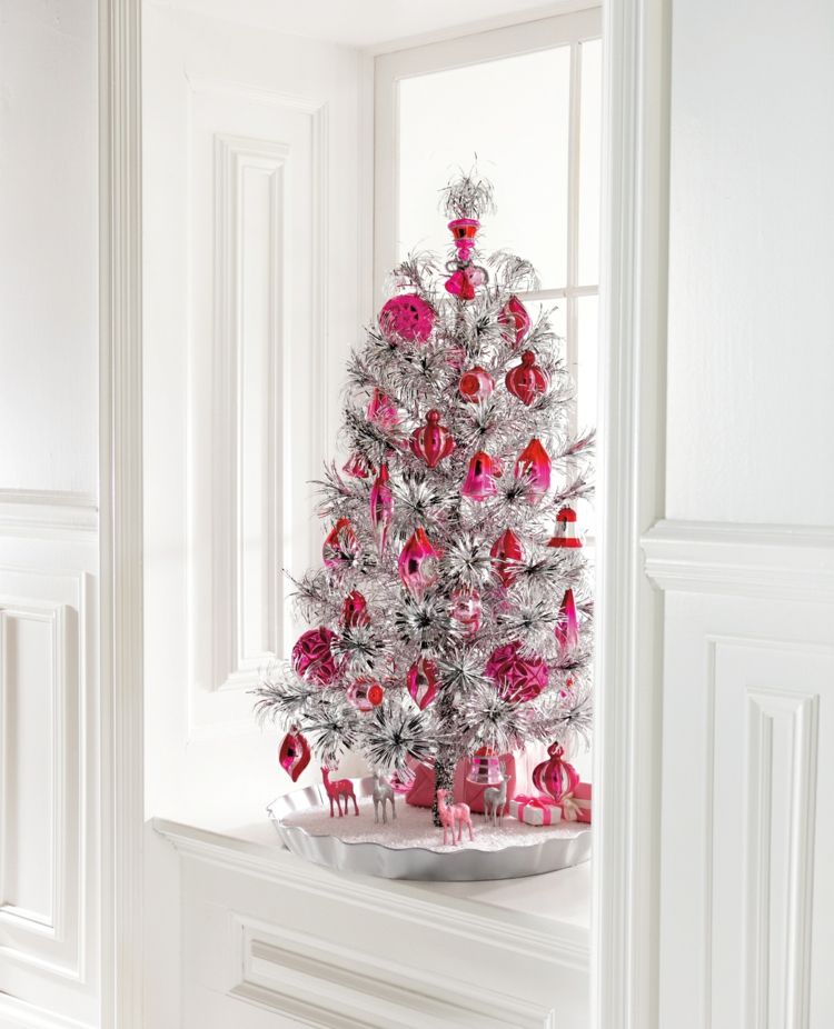 Jednou myšlienkou ako náhrada za bielu farbu je striebro, ako na tomto vianočnom stromčeku nápady na vianočné dekorácie jedľa strieborná dekorácia stromčeka elegantná červená