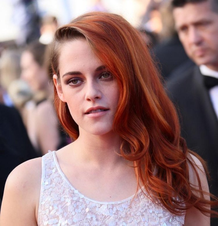 Kristen Stewart s dlhými ryšavými vlasmi v máji 2014 červeno-vlasy-farby-oranžová-ofina-asymetrická-prominentná-kristen-stewart